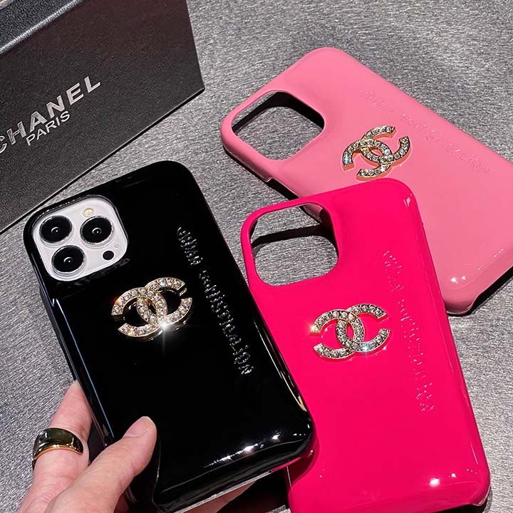 chanel アイフォーン14 Pro カバー 金属ロゴ付き